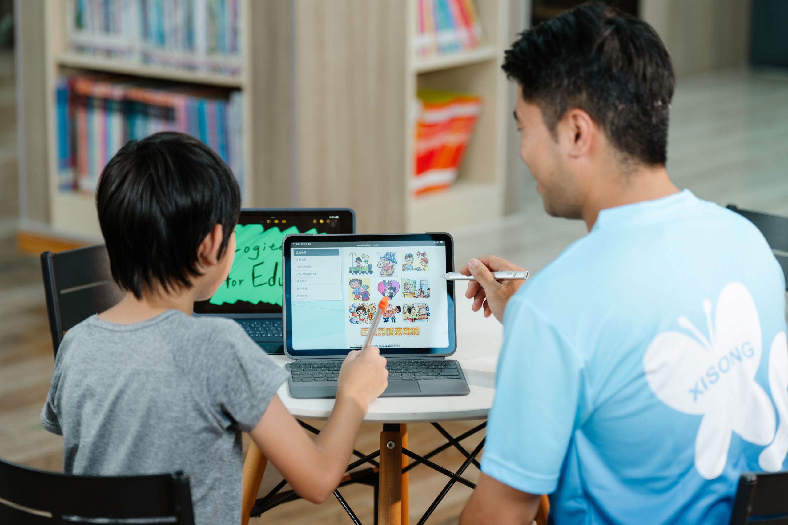 西松國小師生透過 Logitech 羅技科技工具展開課堂互動，讓學生的打字習慣與創作自然融入學習，奠定數位表達能力。（圖／ Logitech 羅技提供）