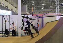 人形機器人已經實現從斜坡頂端滑下的「Drop-in」動作。（圖／擷取自ITmedia YT）