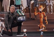 輝達（NVIDIA）執行長黃仁勳於德國柏林舉行的 NVIDIA GTC 大會發表主題演講，並在台上對著高 25 公分的雙足機器人『Microducks』說話。（圖／擷取自NVIDIA YT）