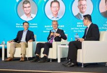 臻鼎總經理簡禎富與國際材料大廠啟諾迪（Qnity）、設備大廠科磊（KLA）高階主管同台。（圖／臻鼎）