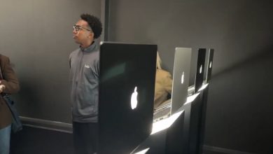 經典「發光蘋果」睽違10年回歸!新款 MacBook Pro 薄型化設計重現品牌標誌 4 在新推出的14吋機型上,螢幕厚度減少了0.5毫米,而在16吋機型上,厚度則減少了近 1 毫米。儘管實現如此纖薄的機身,蘋果還是選擇重新啟用標誌性的背光Logo。(圖/擷取自@richontech X)