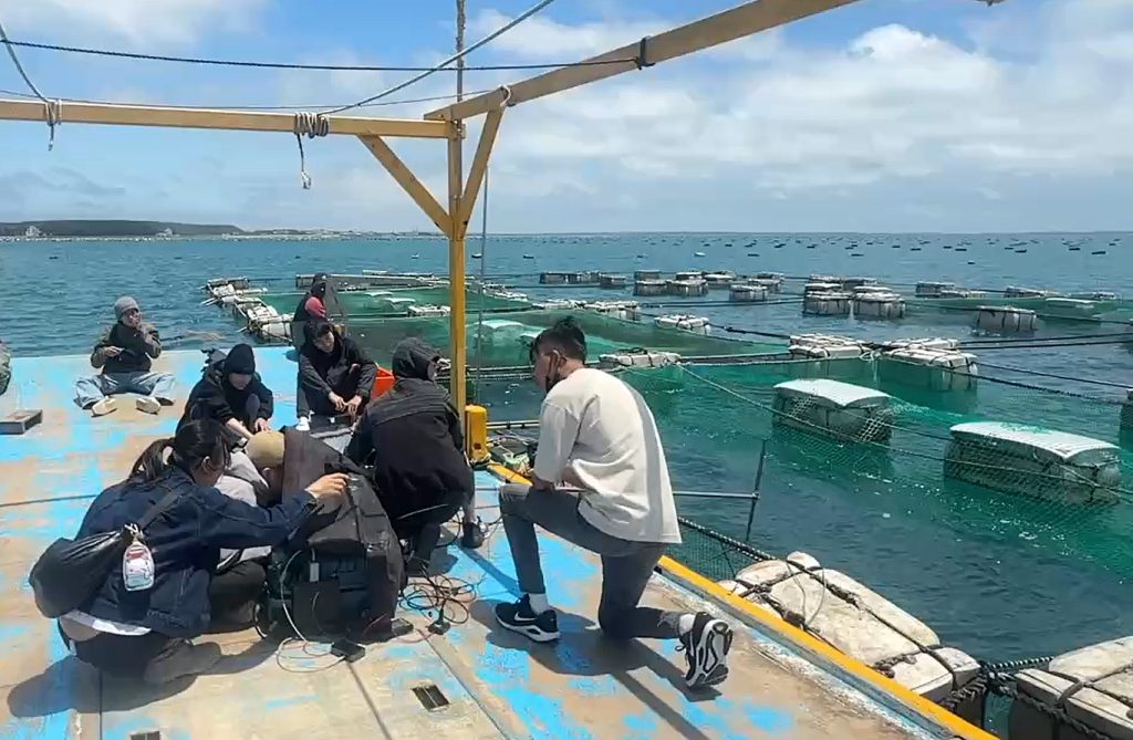 2.OceanEye AI團隊與澎湖養殖業者合作完成實際場域驗證並有展現良好成效。圖為團隊跟隨離岸養殖業者出海，將「多模態智慧監測與養殖決策平台」實際導入箱網養殖場域。