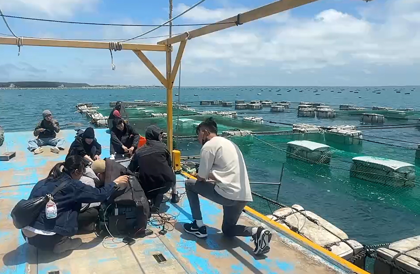 2.OceanEye AI團隊與澎湖養殖業者合作完成實際場域驗證並有展現良好成效。圖為團隊跟隨離岸養殖業者出海，將「多模態智慧監測與養殖決策平台」實際導入箱網養殖場域。