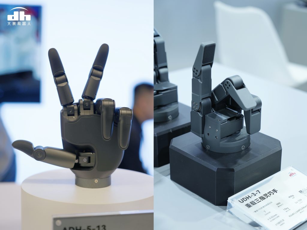 精選 6 DH-Robotics於美國匹茲堡舉行的 IROS 2026 大會上,展示採用全直驅設計的 ADH-5-13 五指靈巧手與 UDH-3-7 三指靈巧手,其中 ADH-5-13 更是首次於全球公開亮相。(圖/DH-Robotics官網)