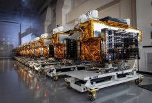 Tranche 1 Transport Layer衛星在執行T1TL-A發射任務前，整齊排列於倉庫內。（圖／Spaceflight Now、Northrop Grumman）