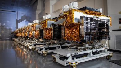 SpaceX 將為美國太空發展局發射 21 顆資料傳輸衛星 5 Tranche 1 Transport Layer衛星在執行T1TL-A發射任務前,整齊排列於倉庫內。(圖/Spaceflight Now、Northrop Grumman)