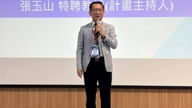 國立臺灣師範大學科技應用與人力資源發展學系張玉山特聘教授，於115年人工智慧科技應用競賽現場致詞，分享「AI＋BI＝CI」教育理念，鼓勵孩子從小探索科技領域。（圖／台灣校園人工智慧教育協會提供）