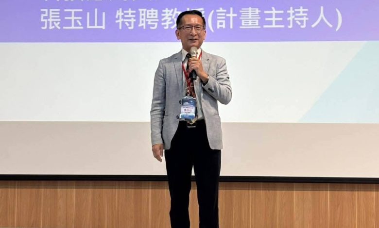 國立臺灣師範大學科技應用與人力資源發展學系張玉山特聘教授，於115年人工智慧科技應用競賽現場致詞，分享「AI＋BI＝CI」教育理念，鼓勵孩子從小探索科技領域。（圖／台灣校園人工智慧教育協會提供）