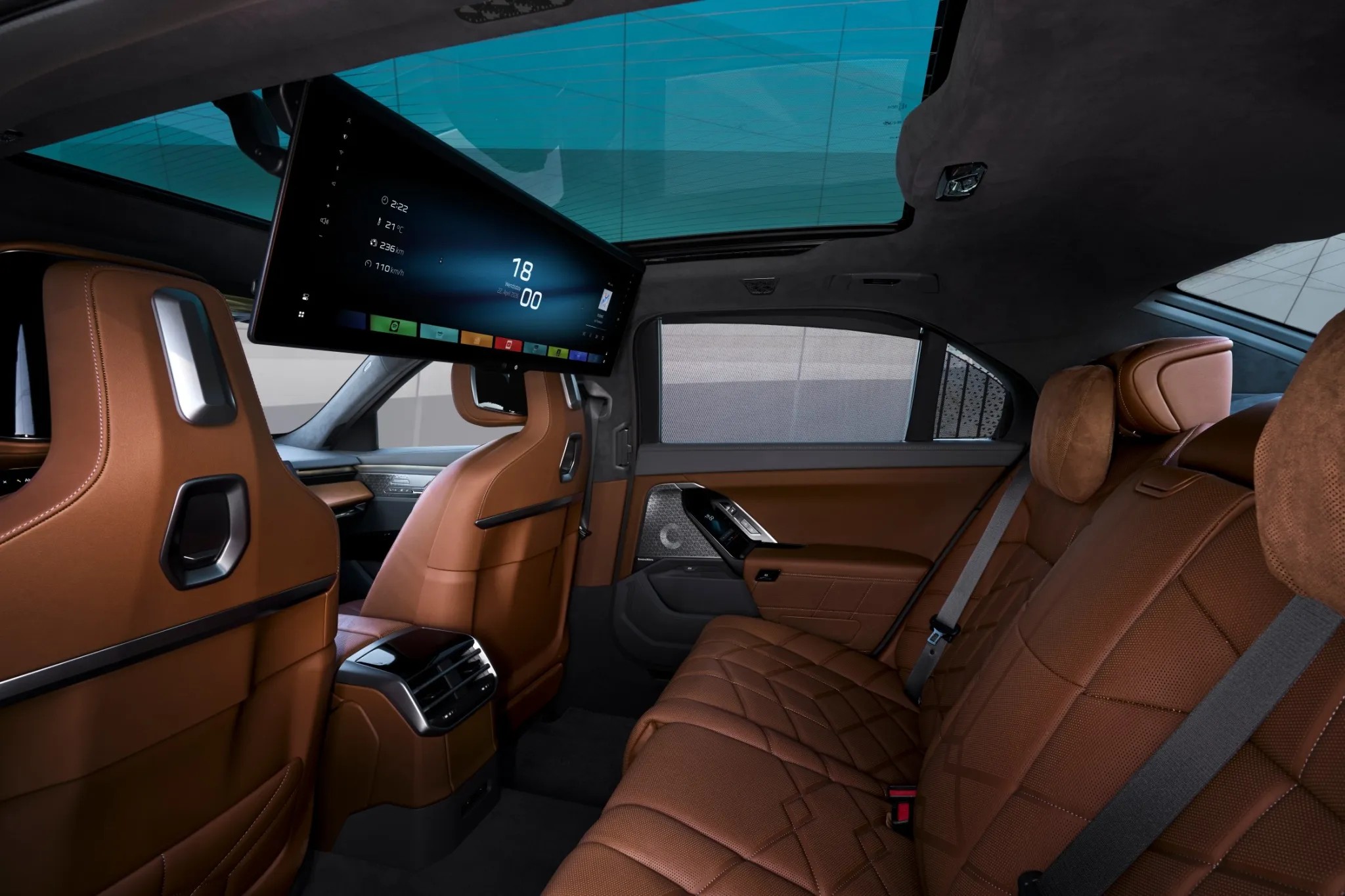 BMW新一代i7鎖定高階接送市場 英國推專屬司機方案 2 BMW new i7 EV interior theatre screen