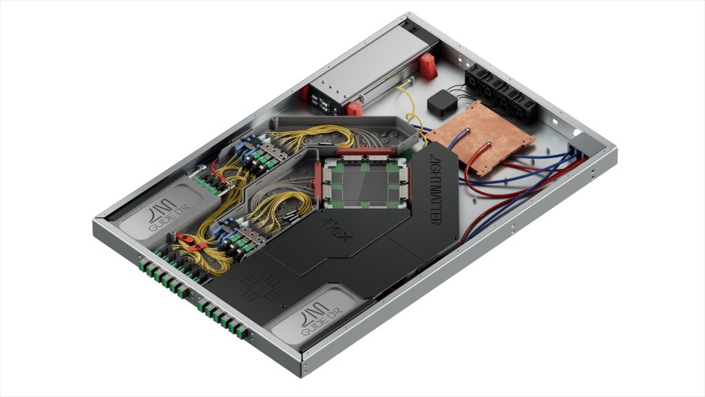 CPO Switch Tray with Flex_00。（圖／Lightmatter）