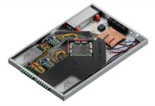 CPO Switch Tray with Flex_00。（圖／Lightmatter）