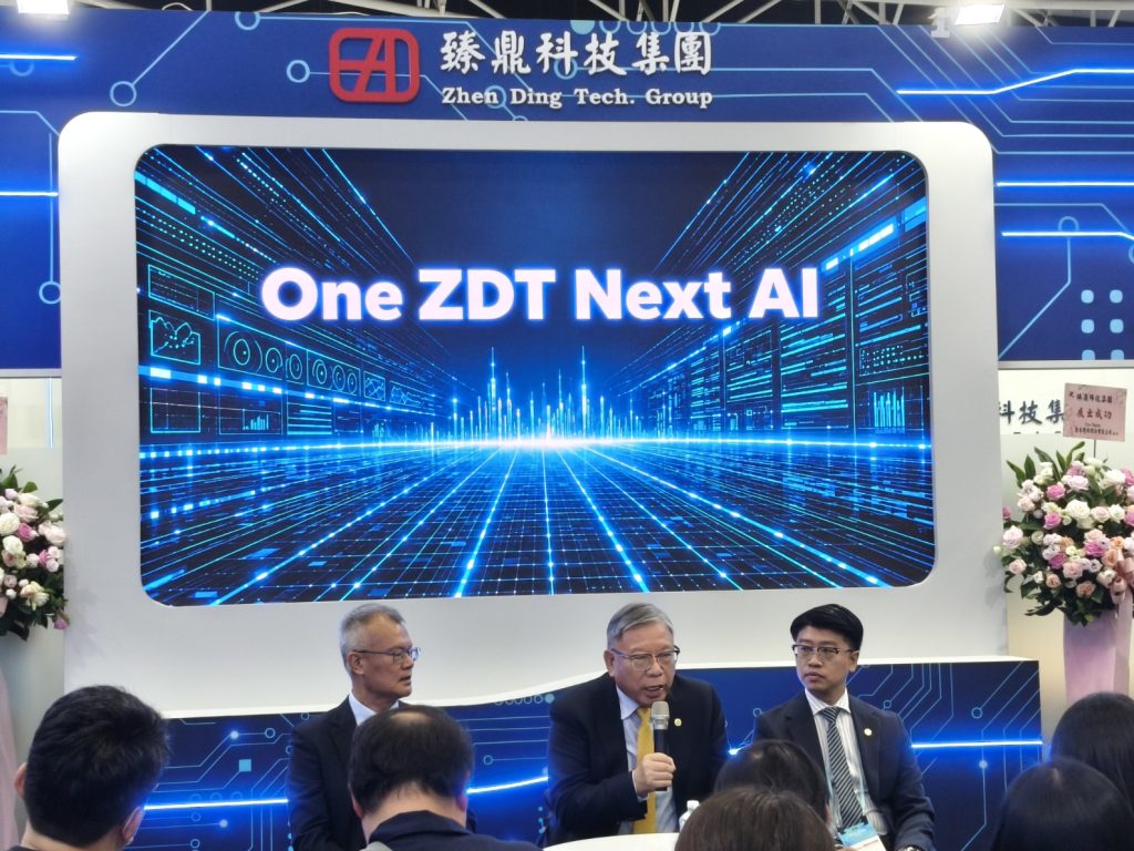 臻鼎展現AI世代高階PCB技術實力 從伺服器到智慧終端搶攻新商機 1 連續9年蟬聯全球第一大PCB製造商的臻鼎科技控股參加TPCA Show 2026 台灣電路板產業國際展覽會。(圖/記者許若茵攝)