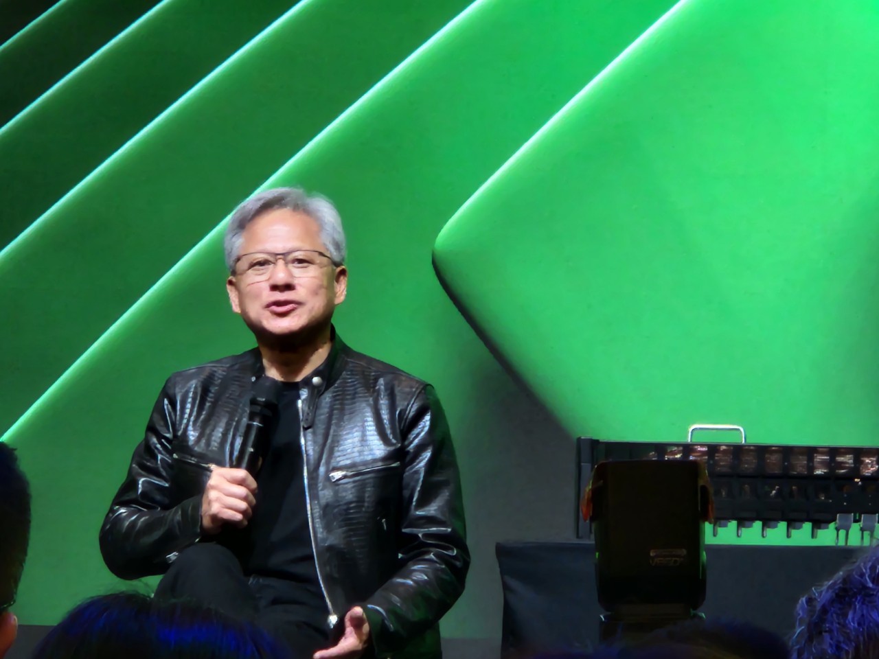 劃定 AI 安全紅線!輝達黃仁勳直言:若濫用技術不排除斷供晶片 1 全球AI教父輝達(Nvidia)執行長黃仁勳於受訪時表示,若合作夥伴將其晶片用於開發具風險或不安全的AI軟體,將不排除斷供晶片。(資料圖/記者 孟圓琦攝)