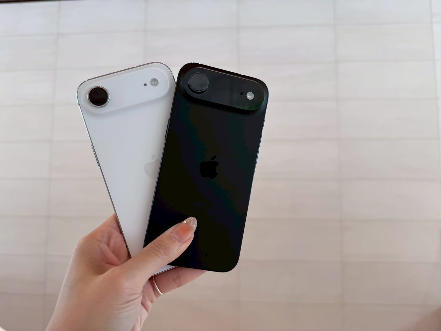 蘋果再現黑科技?第二代 iPhone Air驚傳機身更輕薄、續航逆勢升級 1 爆料人 yeux1122 指出,第二代 iPhone Air預計會比之前薄約0.4毫米。 (資料圖/記者 孟圓琦攝)