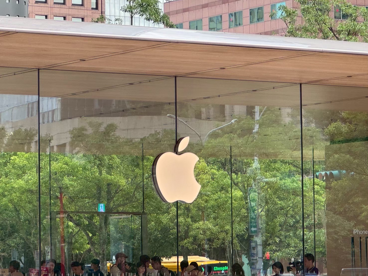彭博社記者馬克古爾曼指出，iPad mini 8預計將迎來一系列升級，包括一塊OLED螢幕，這將使其比上一代產品有了顯著提升；此外，它還將搭載與iPhone 18 Pro、iPhone 18 Pro Max和iPhone Duo相同的A20 Pro 晶片。（資料圖／記者 孟圓琦攝）