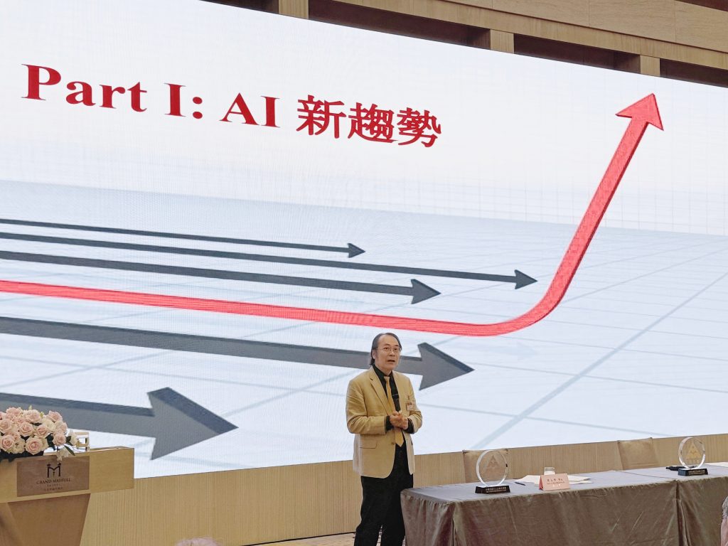 前Google台灣董事總經理簡立峰揭企業轉型關鍵,數位員工將重塑組織。(圖/記者蕭惟珊攝)