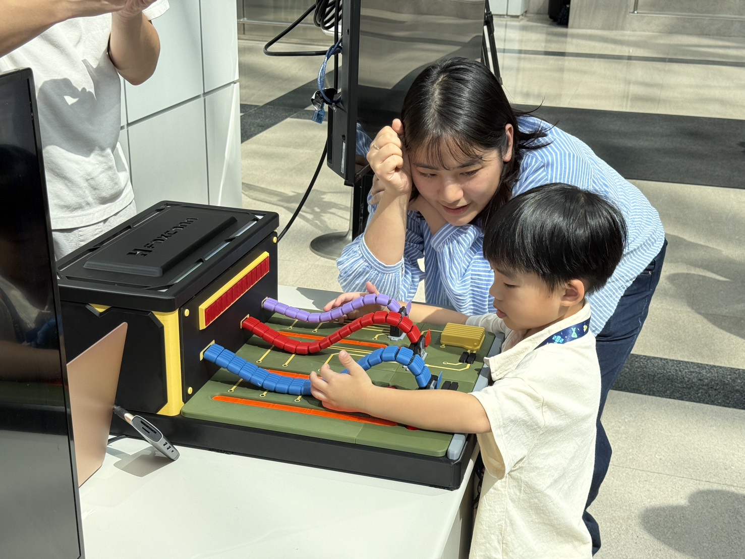 鴻海科技日首設「科技教育館」!15種職業體驗帶孩子探索AI、半導體 2 S 25747464 0