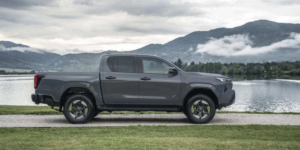 精選 6 Toyota Hilux BEV pickup side