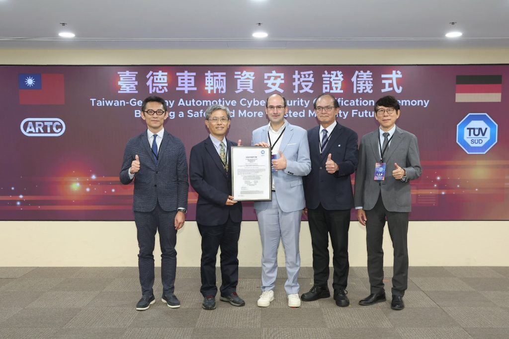 臺美德合作推進車輛資安聯網技術 促車電出海搶商機 1 車輛中心(ARTC)延續2024年臺德合作,今年正式取得 TÜV SÜD 實驗室認可,建置全臺唯一國際級車輛資安實驗室,具備 UN R155、R156 測試驗證能量,協助業者加速接軌國際市場。(圖/車輛中心)