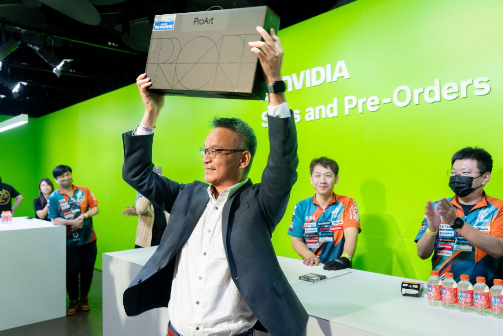 精選 5 三位幸運來賓各獲得一台由 NVIDIA 創辦人暨執行長黃仁勳親筆簽名的專屬 RTX Spark 筆記型電腦。(圖/輝達提供)