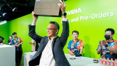 輝達RTX Spark 筆電全球開賣!兼顧工作與娛樂、整合超級晶片搶攻本地 AI 6 三位幸運來賓各獲得一台由 NVIDIA 創辦人暨執行長黃仁勳親筆簽名的專屬 RTX Spark 筆記型電腦。(圖/輝達提供)