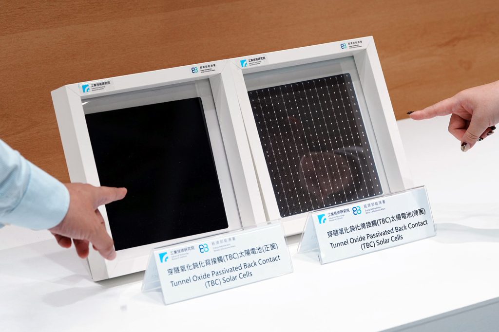 工研院研發之TBC 太陽電池，結合背面電極設計降低光電損耗並提升發電效率，且可相容現有產線設備進行升級，為新一代高效矽晶光電主流技術。（圖／工研院提供）